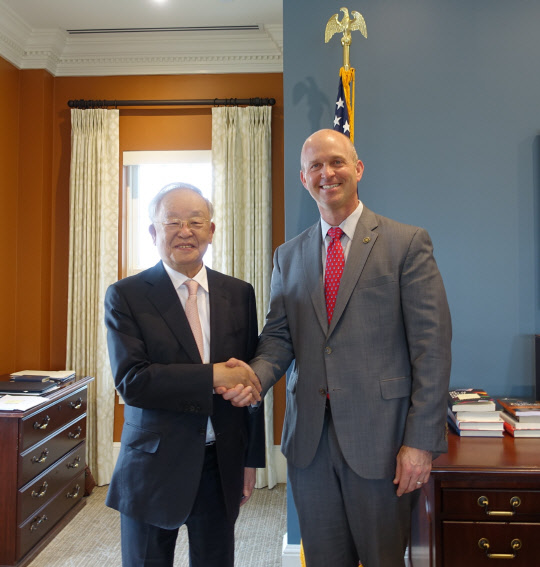 손경식(왼쪽) 한국경영자총협회 회장이 13일(현지시간) 미국 워싱턴 D.C.에 있는 헤리티지 재단을 방문해 케빈 로버츠 재단 회장과 악수를 나누고 있다. 경총 제공